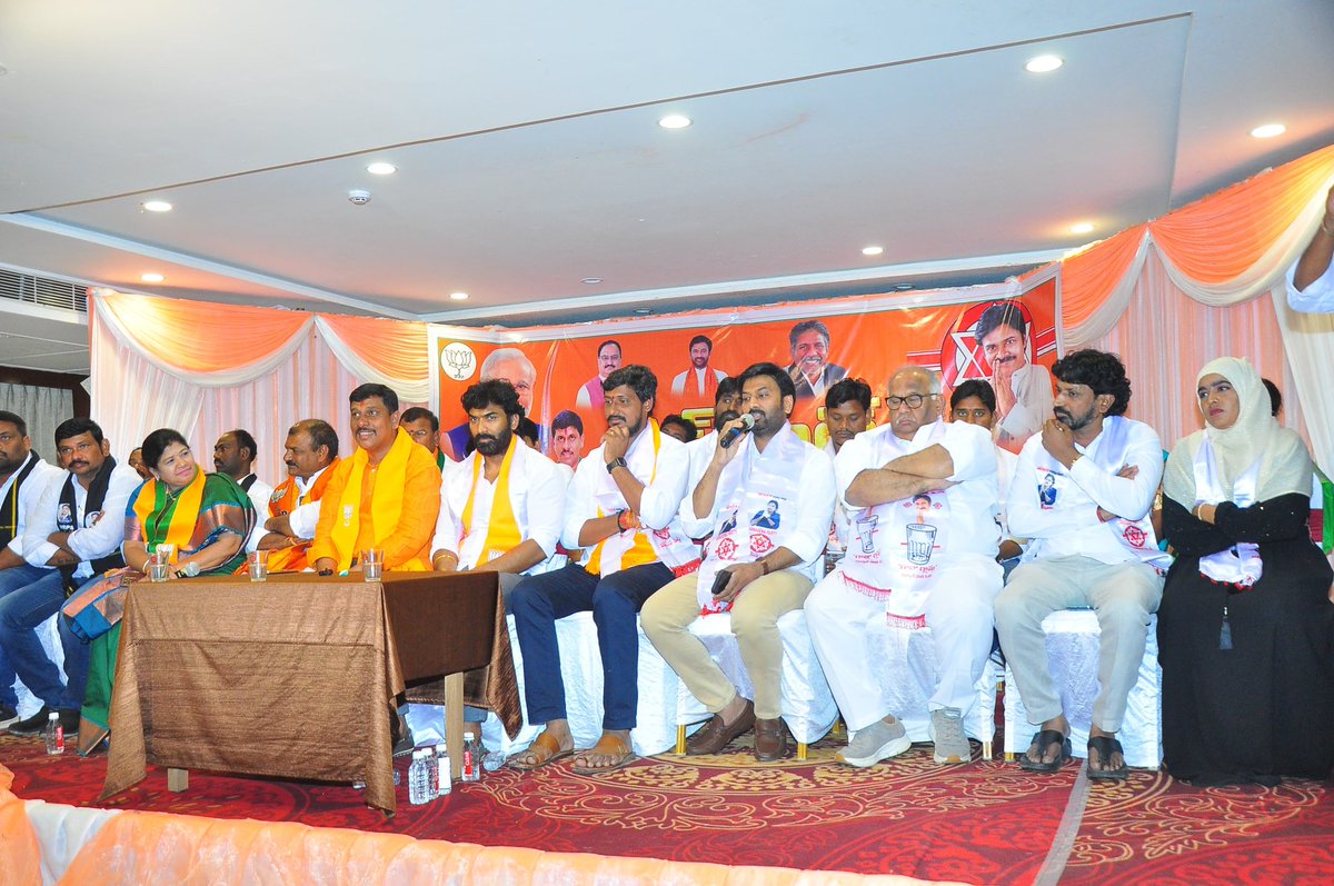 MRamakrishnajsp's tweet photo. నిన్న జనసేన-బీజేపీ ఉమ్మడి #Pressmeet BJPబలపరిచిన @JanaSenaParty MLA అభ్యర్థి మిరియాల రామకృష్ణ నిర్వహించారు ఖమ్మం జిల్లా ఇంచార్జి రామ్ తాళ్లూరి గారు,కేంద్రపార్టీ ఎన్నికల పర్యవేక్షకులు @BvsnP గారు,ఎన్నికల ప్రచారకార్యదర్శి @urRKsagar గారు BJP,JSP నాయకులు పాల్గొన్నారు
#VoteForGlass https://t.co/Kp8sFzGZGo
