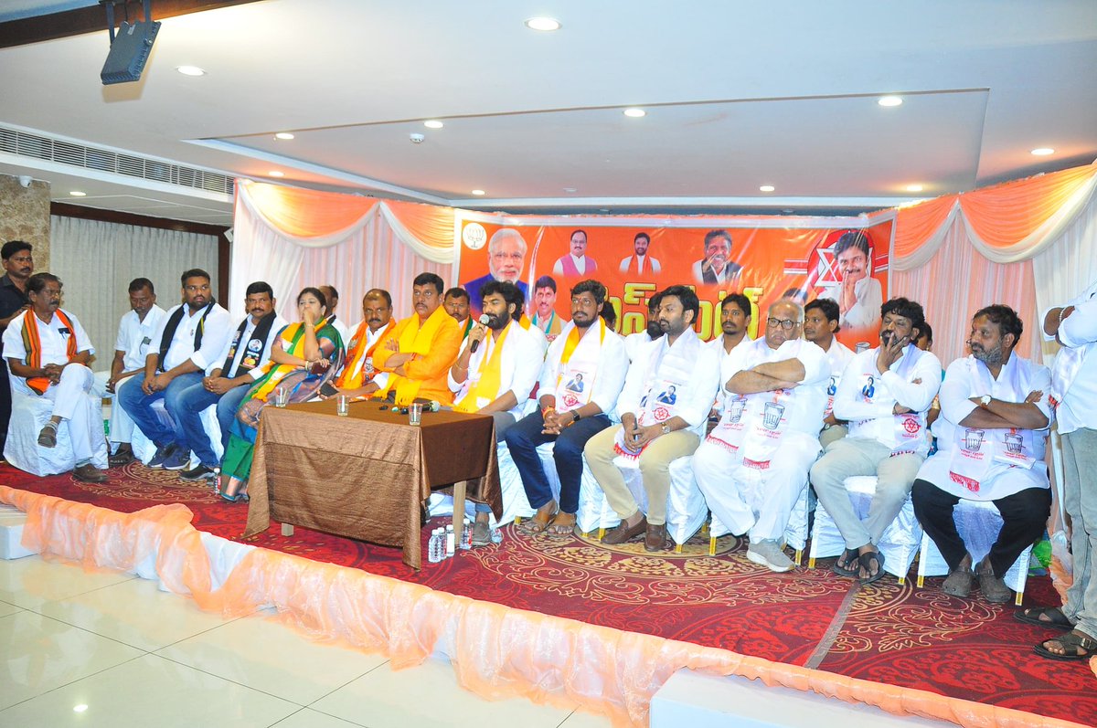 MRamakrishnajsp's tweet photo. నిన్న జనసేన-బీజేపీ ఉమ్మడి #Pressmeet BJPబలపరిచిన @JanaSenaParty MLA అభ్యర్థి మిరియాల రామకృష్ణ నిర్వహించారు ఖమ్మం జిల్లా ఇంచార్జి రామ్ తాళ్లూరి గారు,కేంద్రపార్టీ ఎన్నికల పర్యవేక్షకులు @BvsnP గారు,ఎన్నికల ప్రచారకార్యదర్శి @urRKsagar గారు BJP,JSP నాయకులు పాల్గొన్నారు
#VoteForGlass https://t.co/Kp8sFzGZGo