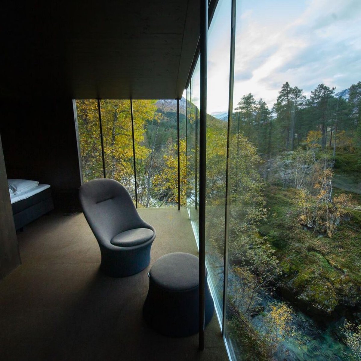 visitnorway's tweet image. A week of Free Norwegian things to do 🤩 Enjoy the Norwegian landscapes from home! 🍿🎞️👇
visitnorway.com/places-to-go/d… #norway #filmlocations  
📸 Juvet Landscape Hotel / the  Atlantic Road