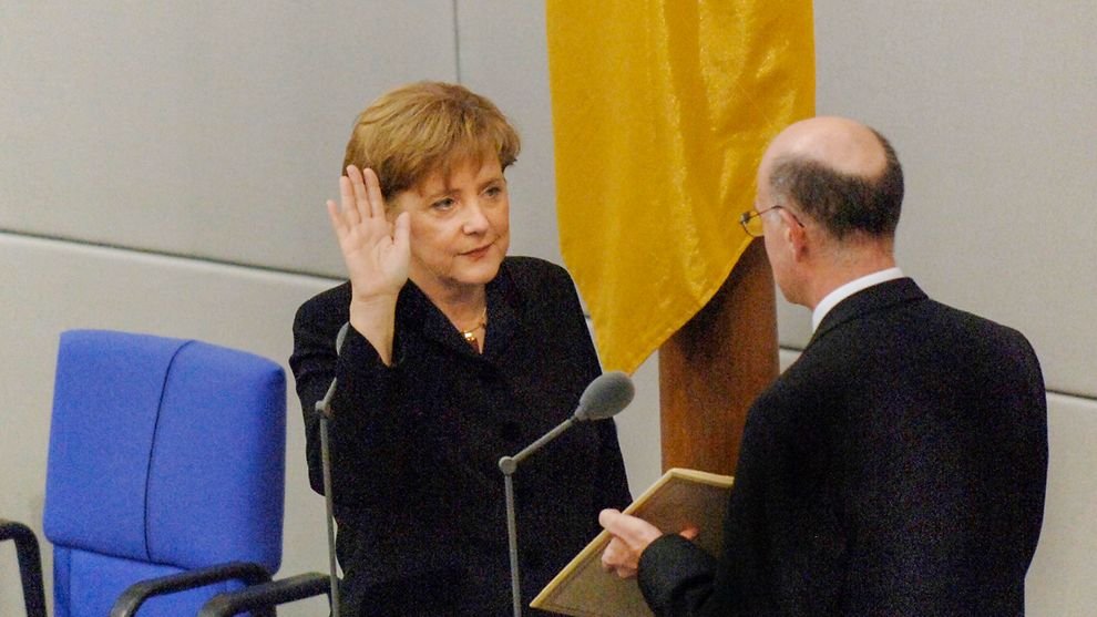 HeikeSpecht's tweet photo. Heute vor 18 Jahren wurde Angela Merkel zur ersten Bundeskanzlerin gewählt. Eine ganze Generation in Deutschland und darüberhinaus wuchs mit einer Frau an der Spitze auf. 
Gibt noch viel zu tun - but here is to broken glass ceilings!  🍾
#DieErstenihrerArt https://t.co/0cJE3MikZu