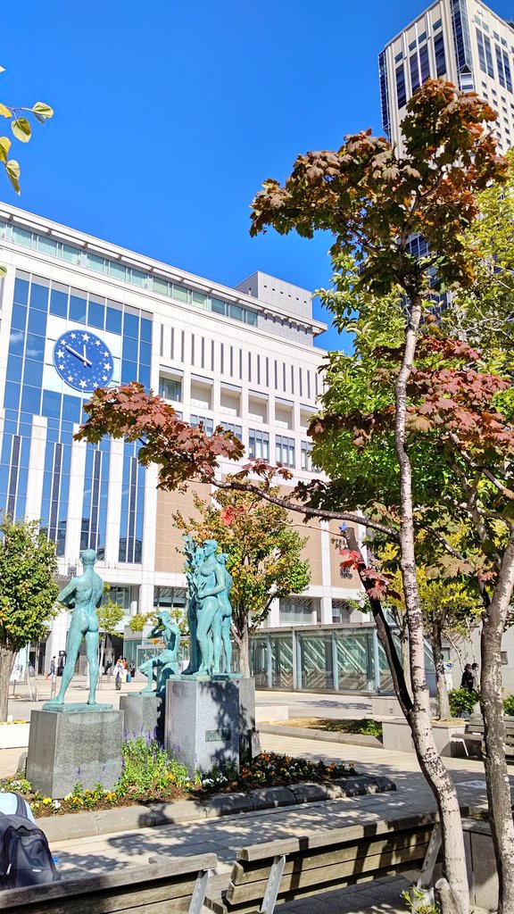 Teenof1's tweet photo. 2023年10月
札幌駅前「牧歌の像」。
青い先代駅舎の頃から駅前にあったのは知っていたけど、そういえば近くで見たことはなかったです。
協賛 の会社、今は存在しなかったり、社名が変わってしまった会社も…時代の流れを感じました。
(旧駅舎はテレビの画像より) https://t.co/qD07hcOVxw