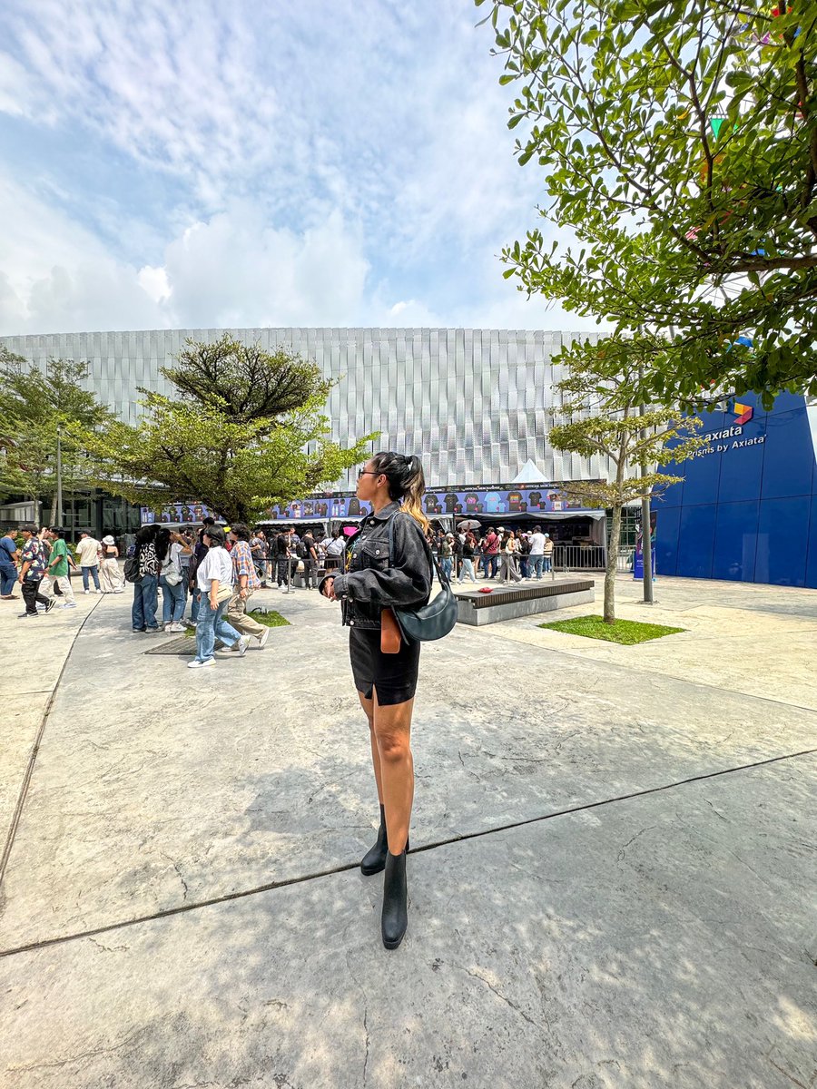 lunajems's tweet photo. #ootd #coldplayMY https://t.co/icRVIiA2Jh