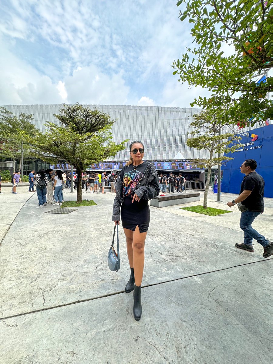 lunajems's tweet photo. #ootd #coldplayMY https://t.co/icRVIiA2Jh