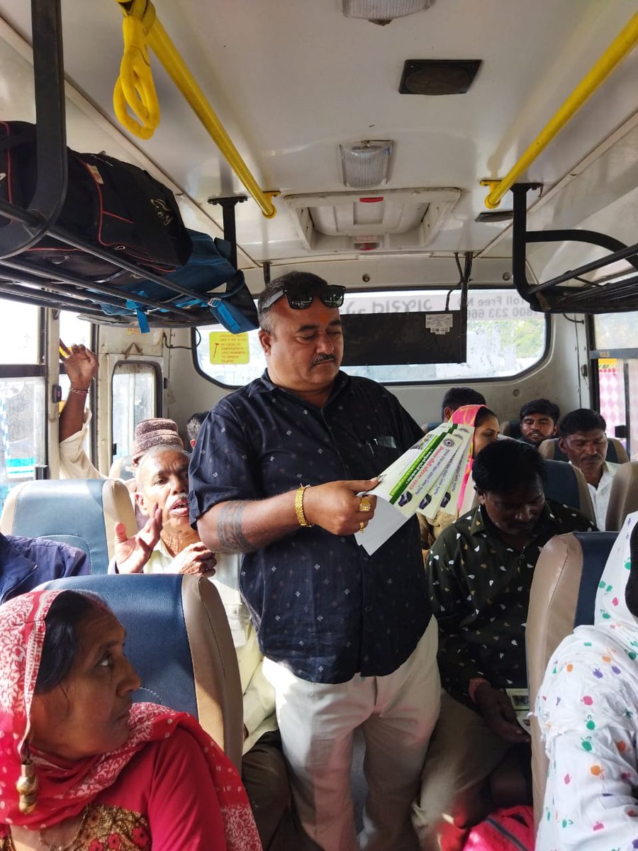 collectorjunag's tweet photo. ગીરનાર લીલી પરિક્રમામાં પધારી રહેલ યાત્રિકોને GSRTCના કંડકટર તથા ડ્રાઈવરો દ્વારા પરિક્રમા અંગેની માર્ગદર્શિકા આપવામાં આવી રહેલ છે તથા લોકોને કચરો જ્યાં ત્યાં ન ફેંકવા, સ્વચ્છતા જાળવવા માટે અપીલ કરવામાં આવી રહેલ છે.
@PMOIndia @HMOIndia 
@CMOGuj @sanghaviharsh 
@Mulubhai_Bera https://t.co/JyGT5Firvw