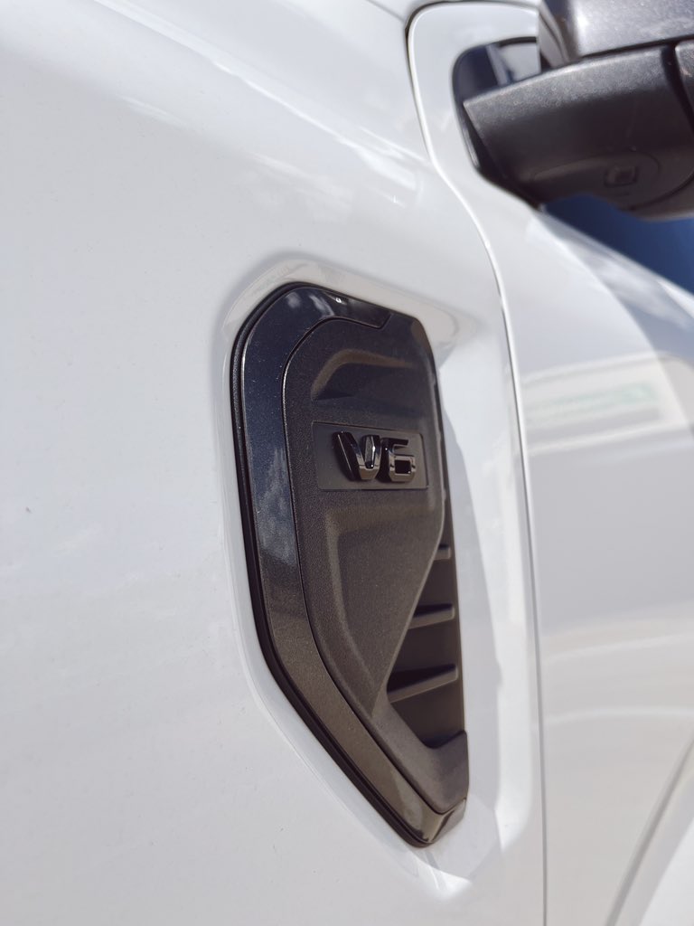 Nduey_Escobar's tweet image. The @fordsouthafrica Wildtrak is definitely Top 3 for me in the Ford family. The true definition of being #BuiltForStrength 👏🏾👏🏾👏🏾 .. 3.0L Power Stroke V6 4WD
10 Speed Automatic
Full time 4WD with Terrain Management System.

#FordPerformance
#FordSouthAfrica