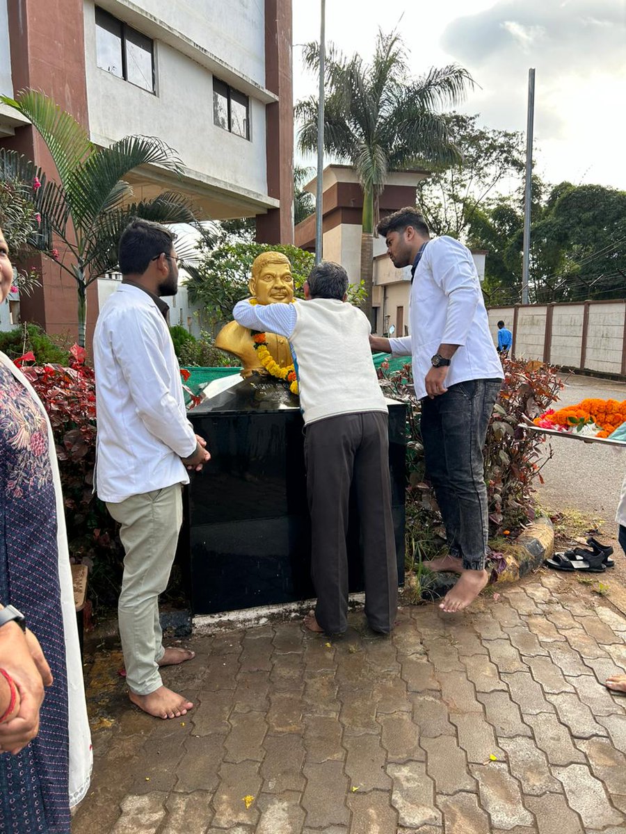 StudentSln's tweet photo. SLNMCH pays tribute to Saheed laxman nayak on his 124th birth anniversary. His vision and leadership will be remembered 🙏🙏🙏. https://t.co/CvVlV6eX77