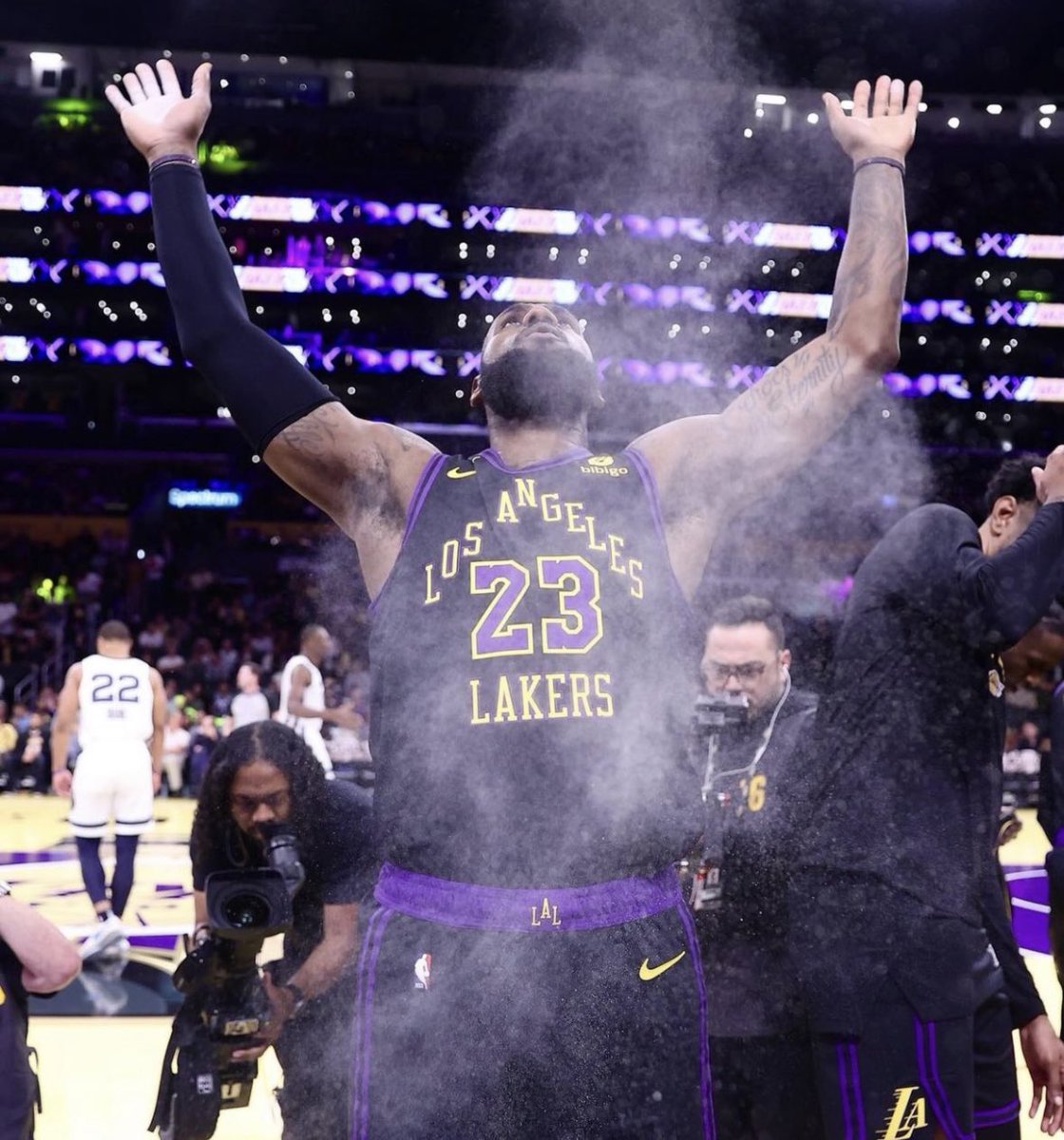CanchaNba's tweet photo. LeBron, se convirtió ayer en el PRIMER jugador en TODA la historia de la NBA en alcanzar la marca de los 39.000 puntos anotados.

Y, curiosamente, lo ha hecho 39 días antes de su cumpleaños número 39. Esta liga parece escrita por los mejores guionistas de Hollywood y LeBron James  parece diseñado por Walt Disney.

No se cansa, tiene un hambre insaciable y, además de su quinto anillo, quiere el primer In-Season Tournament de la historia. Se nos acaban las palabras para intentar definirle 👑🏀