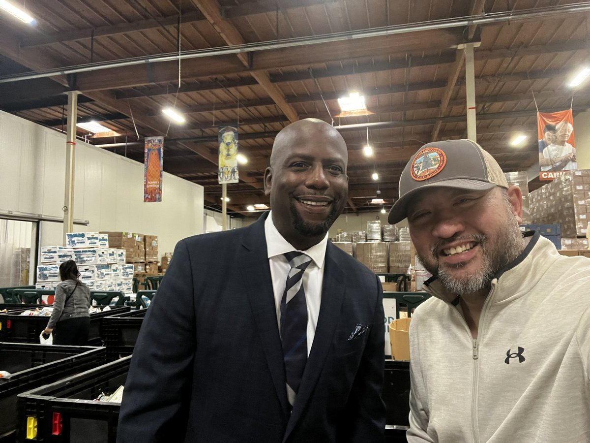 bristolbates's tweet photo. Late post from yesterday…final procurement was completed yesterday thanks to the kindness of 3 different orgs  in making this happen before Thanksgiving for needy families. Fresh produce, and groceries will be delivered tomorrow! 

#kindness #giving #orangecounty https://t.co/xP6cOf6neM