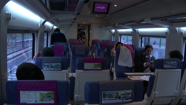 GxDRadioGalega's tweet photo. Usuari@s de tren: como está indo a mañá?
#WhatsAppGxD 627751970 https://t.co/KmiX9nHs6F