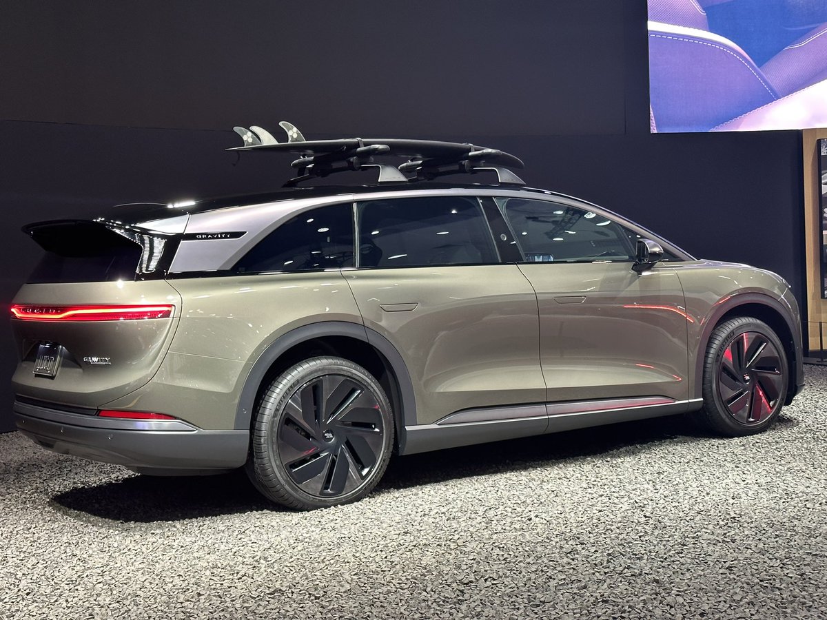 2028Lucid's tweet image. Stopped by at #LAAutoShow  today. 
Wasn’t able to make it Friday. But busy life is sometimes hard. Especially with a 1 year old.  The Gravity is so Amazing-and beautiful &amp;amp; Beast! The Air is 😍 
The lucid Brand beats anything in the market. 

There is no doubt in my mind Gravity