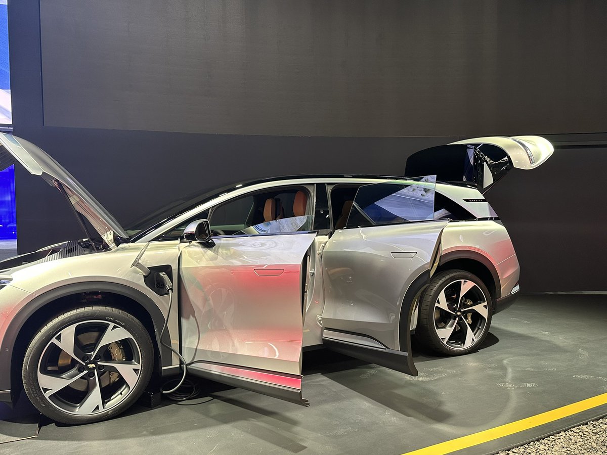 2028Lucid's tweet image. Stopped by at #LAAutoShow  today. 
Wasn’t able to make it Friday. But busy life is sometimes hard. Especially with a 1 year old.  The Gravity is so Amazing-and beautiful &amp;amp; Beast! The Air is 😍 
The lucid Brand beats anything in the market. 

There is no doubt in my mind Gravity