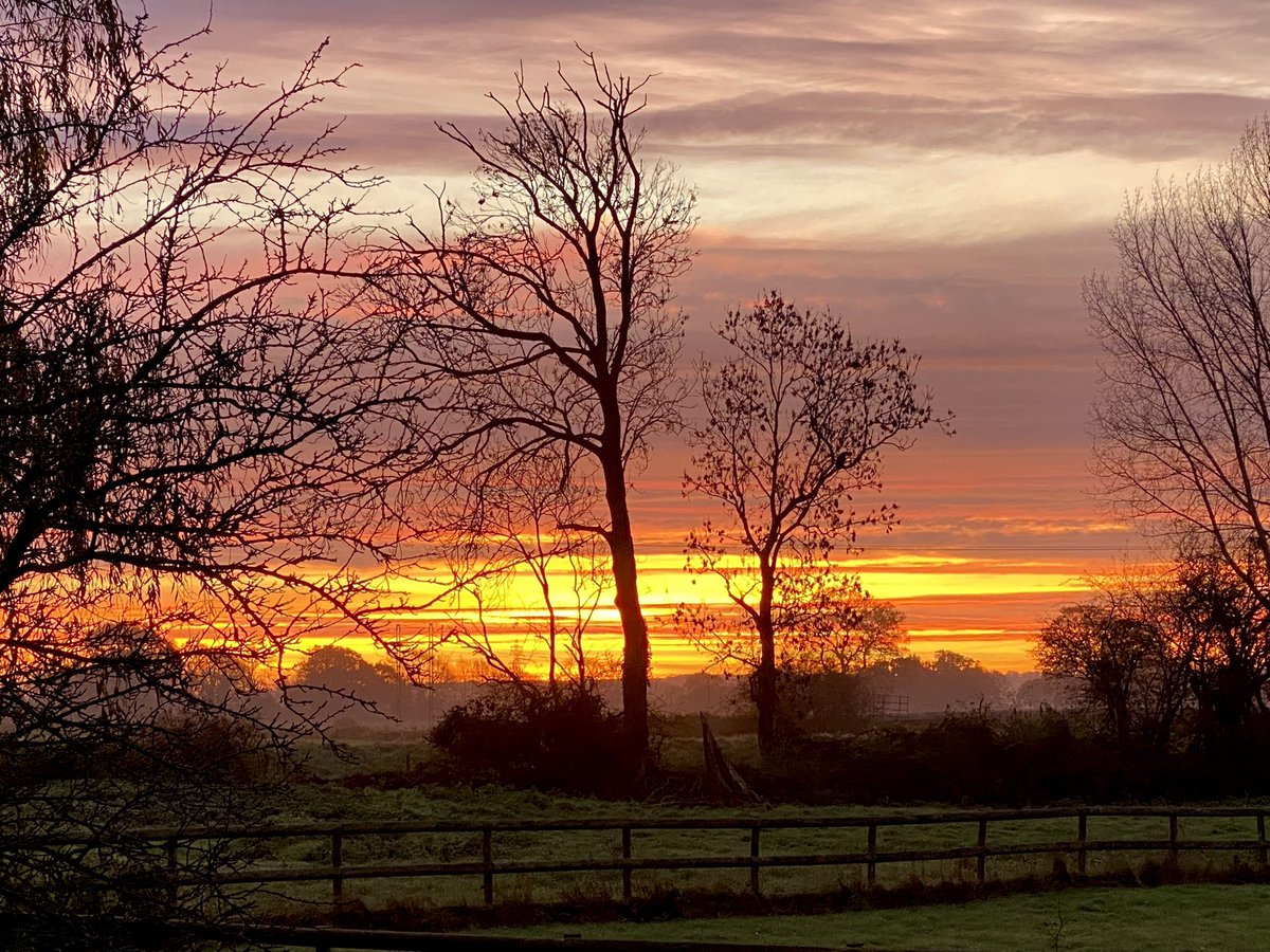 Beautiful #sunrise this morning nr #Wimborne @WessexWeather @UKXtremeWeather @BBCSouthWeather