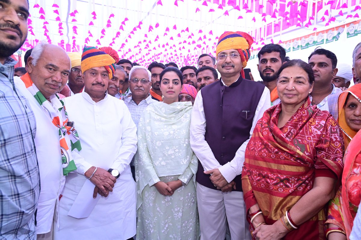 DivyaMaderna's tweet photo. दिव्या थांरे द्वार…
कल मथानीयां का दृश्य 03 तारीख को मिलने वाले शुभ संकेत है। जनता का विश्वास और 36 कौम का समर्थन हमारे साथ है। कल की जनसभा में पधारे श्री राजेंद्र जी सोलंकी और श्री जसवंत सिंह जी कच्छवाहा समेत सभी समर्थकों व ओसियां की जनता तथा कार्यकर्ताओं का आभार। https://t.co/QkrkJkYzTr