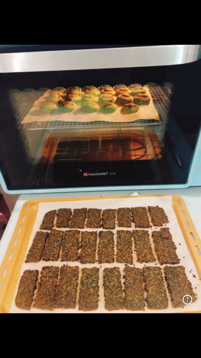 92Nguyenduc's tweet photo. BÁNH MÈ ĐEN HEALTHY 

A, Nguyên Liệu 

•100g mè đen

•40g bột hạnh nhân

•50g bơ lạt đun chảy

•100g đường ăn kiêng

•20g nước cốt dừa

•2 quản trứng gà

B, Cách làm

Bơ lạt đun cách thủy cho nóng chảy. Trứng gà tách lấy lòng trắng và bỏ long đỏ

Đun sôi nồi nước nhỏ, đặt âu lòng trắng lên, cho đường ăn kiêng vào đánh cách thủy cho tan (lưu ý đánh nhẹ tay) tiếp theo sẽ cho bơ lạt đun chảy vào khuấy đều, cuối cùng là cho nước cốt dừa trộn đều

hỗn hợp quyện đều thì nhấc âu ra khỏi nồi nước, cho mè đen vào trộn đều. sau đó dàn mỏng trên khay, chuẩn bị đem đi nướng

lò chúng ta khởi động trước 15p ở nhiệt 160 độ cho ổn định, cho bánh vào nướng ở rãnh giữa đến khi vàng chân thì cho ra. Cắt miếng vừa ăn, sau đó cho vào nướng lại đến khi bánh chín vàng giòn. 
Cả nhà ủng hộ like cmt ủng hộ e nha😍😍😍