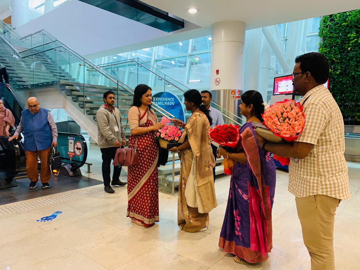Tmt. R. Alagumeena IAS,Commr,Tbm Corp., Tmt. S.Chitra,RDMA,Chengalpattu Region.,Thiru. Dhamodharan,Commr,Guduvanchery Municipality., are welcoming Smt.Roopa Mishra, JS.,SBM,GOI for a "National Capacity Building Workshop on Safe sanitation including UWM and Mechanised Desludging "