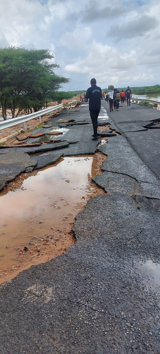 Wairima's tweet photo. Heavy #rainfall in northeastern Kenya has triggered severe #flooding, displacing thousands of people who urgently require food, water, and shelter. In #Garissa alone, over 7,000 people have been displaced. The #floods have washed away bridges, leaving major roads impassable. https://t.co/tFvMoAyodE