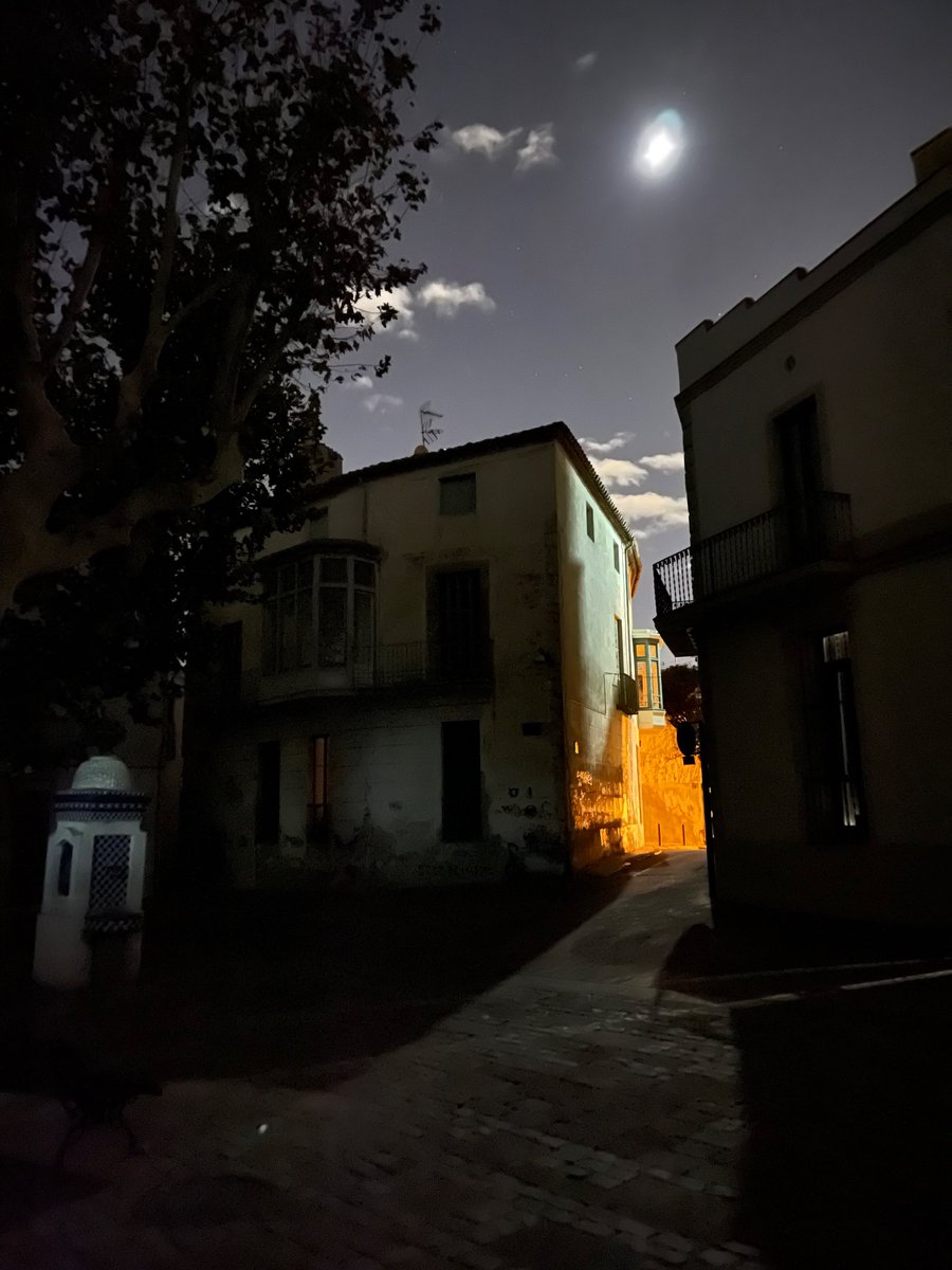 avvdaltlavila's tweet photo. Part del barri ha passat aquesta nit sencera a les fosques per un tall en el subministrament elèctric. Pensem que no és normal que #Badalona pateixi aquests talls de manera habitual. https://t.co/w6mWuMS7C4