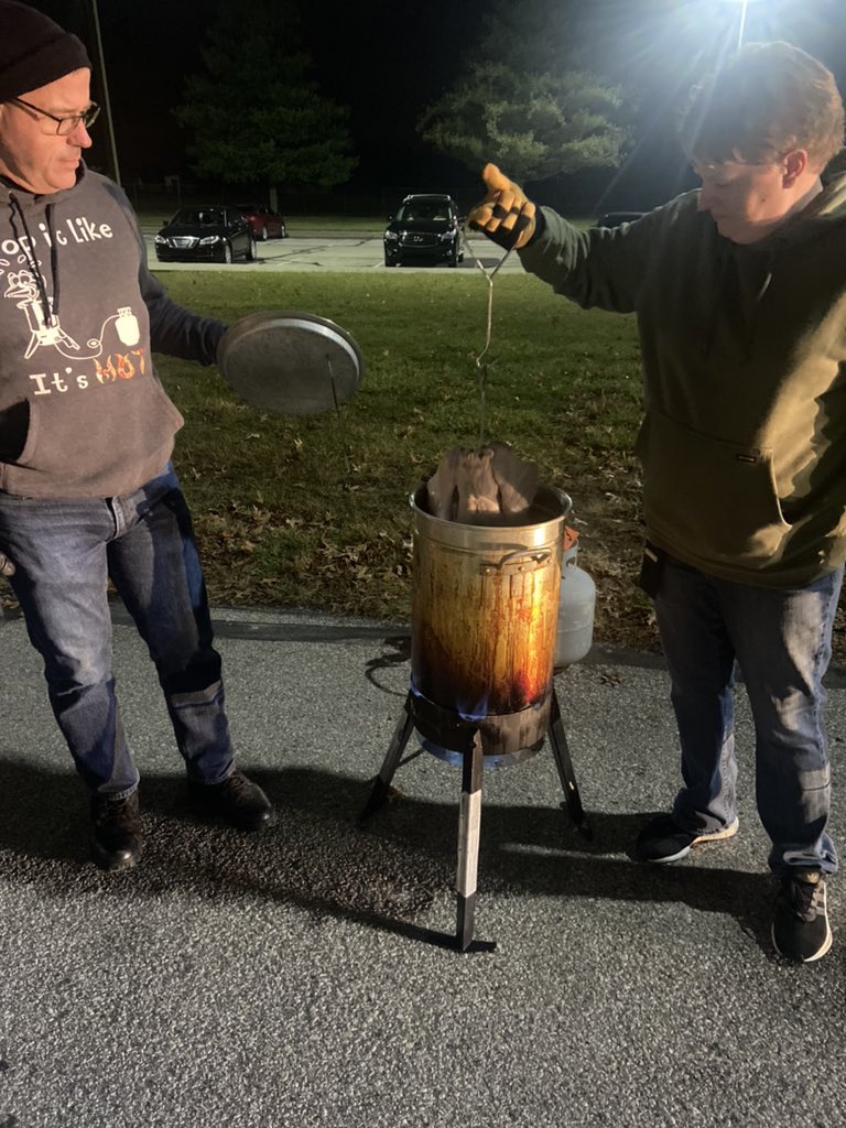 bookhooks's tweet image. Last bird! We have a full house! Big Betty is a slow, but mighty pot of oil! #warrenwill #prettybird