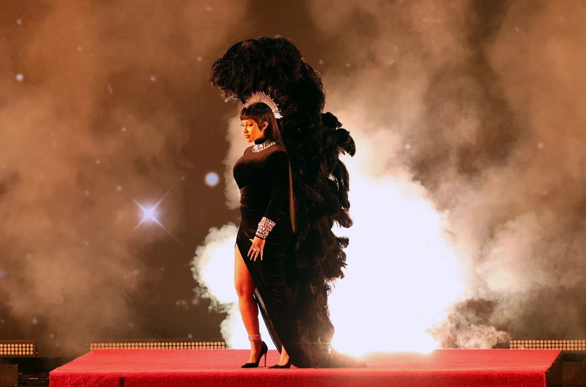 Mari_Interlude's tweet photo. 2 years ago today (2021) @iamcardib hosted the 49th Annual American Music Awards. #Cardiparty #CardiAmas ❤️💐 Would you like to see Cardi Host a different award show?? 👀 https://t.co/kcg5jL3z1s