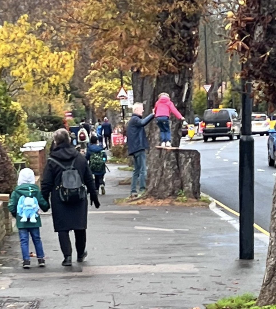 🚶🏻‍♂️When is a walk not a walk? 

🤸🏽‍♀️When it’s playtime!
Monday was #WorldChildrensDay, a time to celebrate children’s curiosity, creativity and love of play. 
It’s essential that we plan our streets to include children and not just to accommodate cars.

#RightToPlay #StreetsForKids