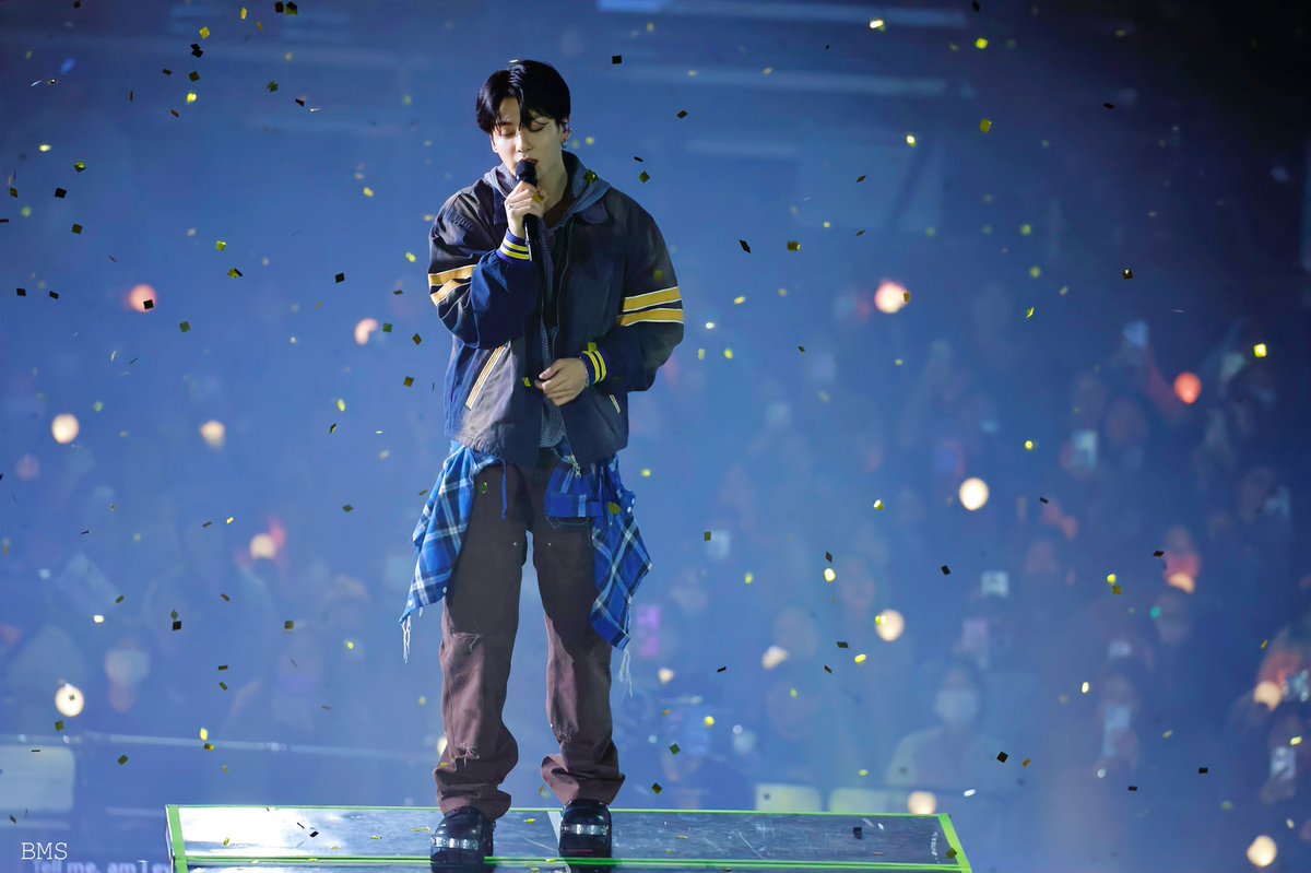 STANDING NEXT TO JUNGKOOK 🌟