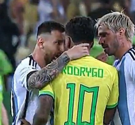 ElInmortal____'s tweet photo. La verdadera cara de Messi es esta. La de un jugador sucio y barriobajero que se sabe con la impunidad suficiente para hacer lo que quiera, pues el establishment mediático le blanqueará y los árbitros le protegerán.

Un tirano. Un villano convertido en héroe por el sistema. https://t.co/Z6h1o1TxOx