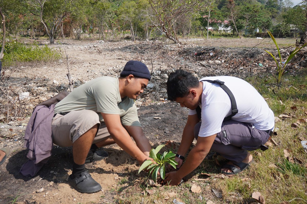 radissonlampung's tweet photo. Yesterday on November 21, 2023, with Poltekkes - Bank Sampah Golden @banksampahgolden , we rolled up our sleeves and dug deep to make a difference on Tree Day!

#PlantATree #TreeDay #radissonlampungkedaton https://t.co/sW9yyV4f3x