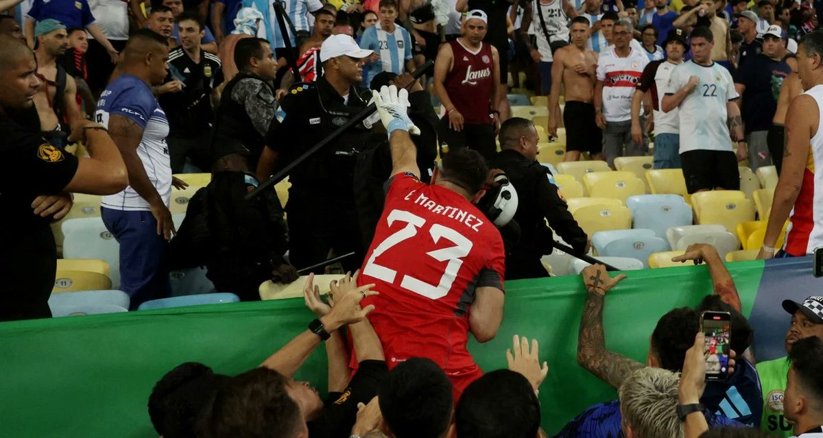 En menos de un año, el Dibu:

-Paró dos penales a Países Bajos.
-Sacó el pie de Dios en la final.
-Dijo que sus ídolos eran su padre y su madre.
-Intentó frenar a la policía que masacraba argentinos.

No será el mejor portero del mundo, pero su leyenda es gigante.