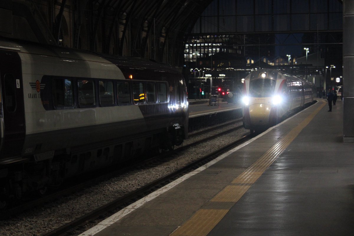 LeicRailAle170's tweet photo. #OneEightyWednesday 180110 prepares to leave King’s Cross .for Grand Central , as a LNER Azuma arrives 21.11.23 https://t.co/Ouxly8AoM0