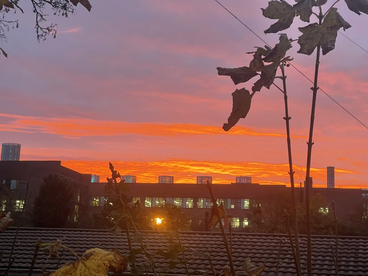 Most stunning start to a Wednesday here at @NorthBristolNHS @EducationNBT 

Brunel, Pathology and Learning & Research all looking amazing in the sunrise.