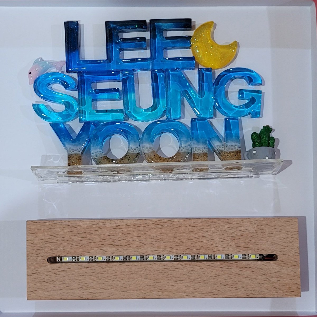 tenderlsy's tweet photo. 꼬물꼬물 모아 보기

레진 굿즈 만들기 대장정(?)의 시작
사서함에 보내기 위해서 만든 무드등과 코스터와 키링
이런건 처음 만들어봐서 보낼때 상당히 불안했었는데 안뽀개졌으려나 https://t.co/b0vwwW4uvc