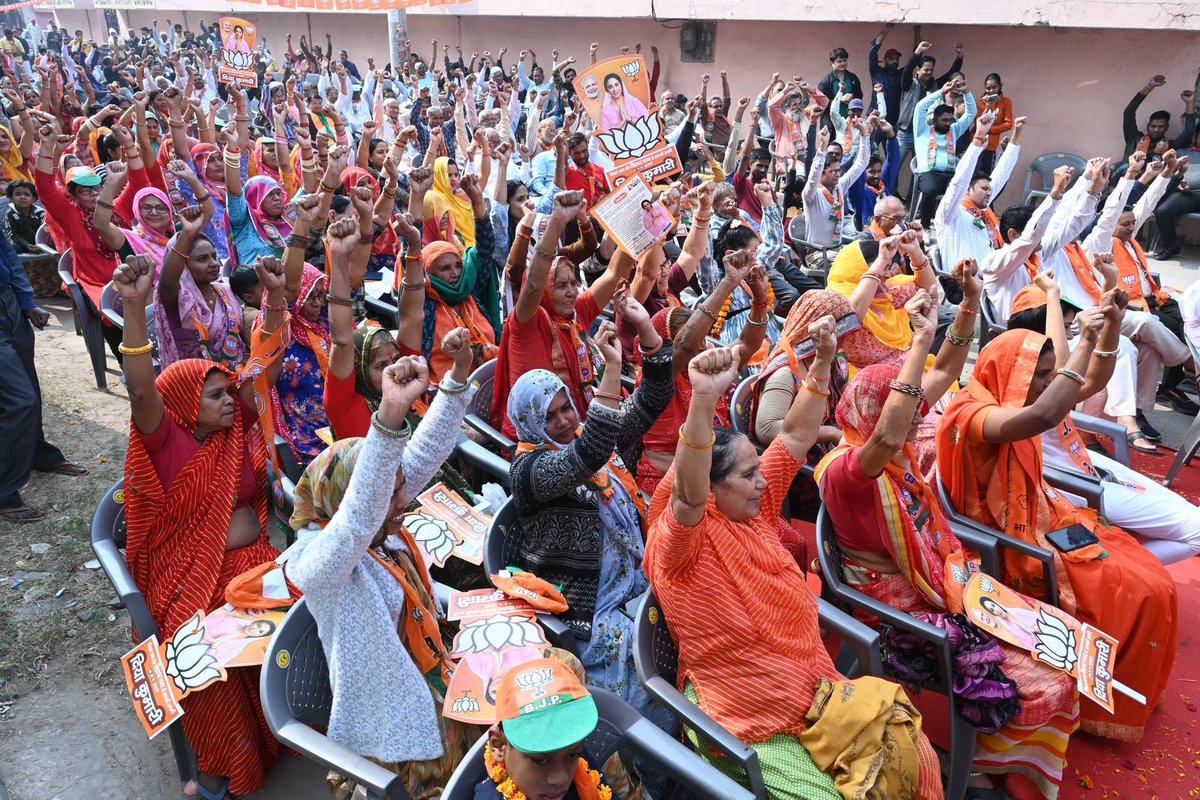 KumariDiya's tweet photo. जीतेगा कमल, खिलेग�� कमल!

मुरलीपुरा मंडल के वार्ड 17 में आयोजित जनसभा में स्नेहिल जनों से क्षेत्र के विकास और बेहतर भविष्य पर सुखद वार्ता हुई।

#कमल_चुनेगा_राजस्थान
#कमल_चुनेगा_विद्याधर_नगर
#जीतेगा_कमल_खिलेगा_कमल

@narendramodi @AmitShah @JPNadda @ArunSinghbjp @JoshiPralhad @BJP4India @BJP4Rajasthan