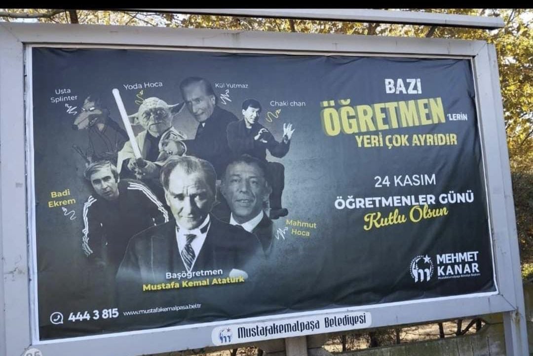 umitozdag's tweet photo. Bursa Mustafakemalpaşa’nın AKP’li Belediye Başkanı 24 Kasım Öğretmenler Günü için astırdığı ve sonra toplattığı afiş. Atatürk’ün arkasında Hababam sınıfının ve Hollywood filmlerinin öğretmen karakterlerinin fotoğrafları var. İğrenç. Midem bulandı. Ahlaksızlık. Atatürk’e ve öğretmenlerimize özellikle de şehit öğretmenlerimize büyük saygısızlık. @zaferpartisi @RTErdogan @Akparti