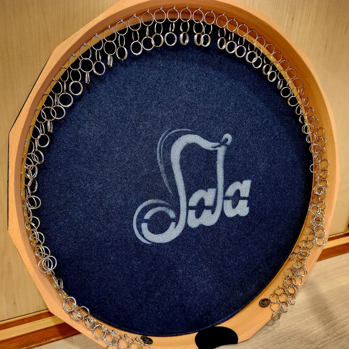 トルコにある <a href="/SalaMuzik/">Sala Muzik</a> からダフが届いた！
予想通りサイズ的に音がでかいけど、サイレンサーも買ったので問題なし！
remoヘッドなのがまた馴染み深い。
#salamuzik #daf