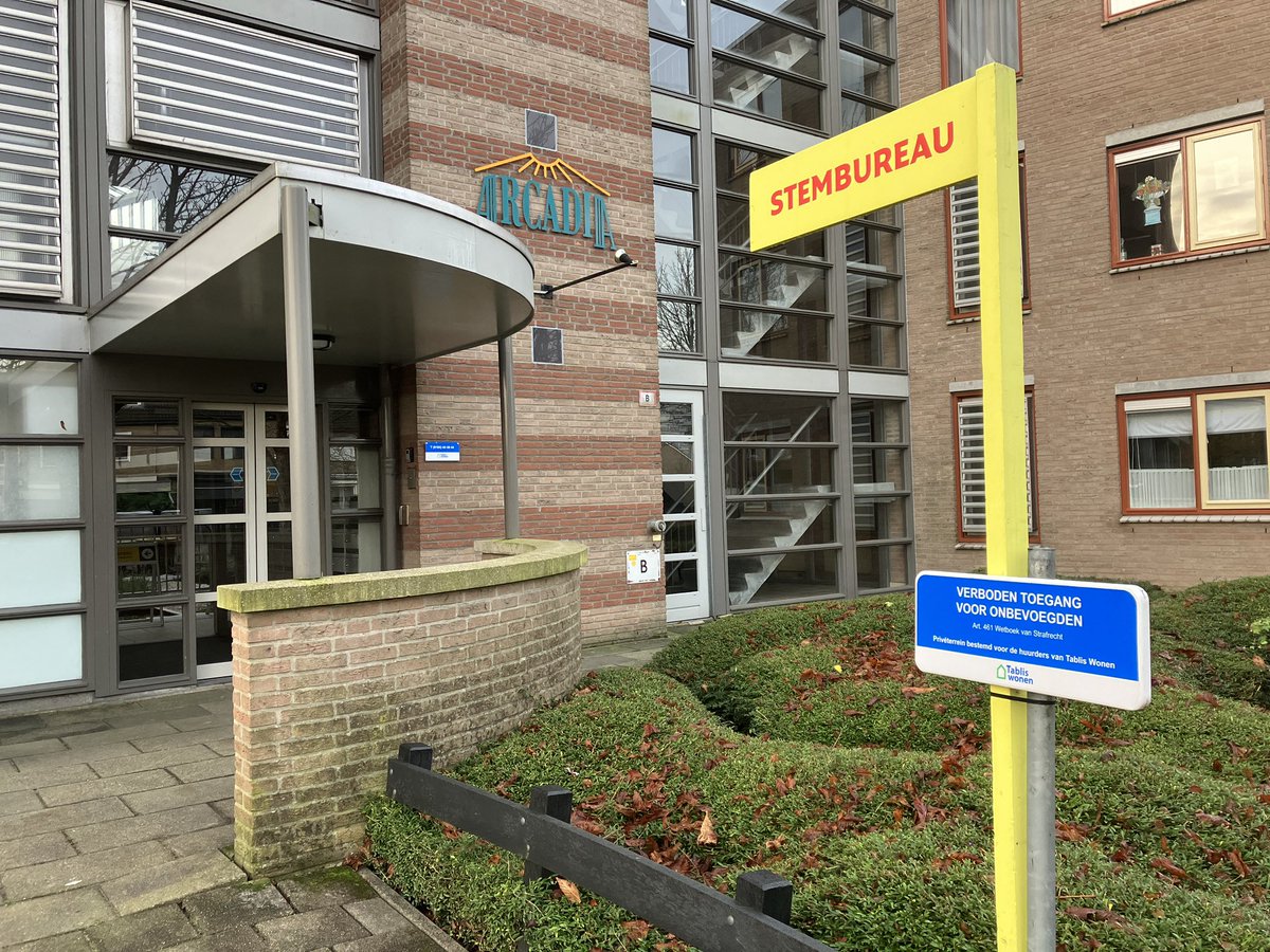 Verboden toegang? Voor de zekerheid ga ik toch maar op zoek naar een ander #stembureau.