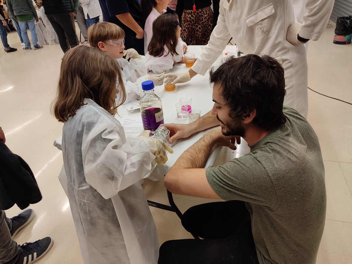 ICIQchem's tweet photo. #ICIQOutreach
✨#SC23CAT: Coneixement compartit amb estudiants, investigadors i públic.
⚗️Taller de Vidre @laCanonja
🧒Ciència a @LestonnacTgn
💵Xerrada "Aplicación de la Ciencia al dinero" @BancoDeEspana
👩👩👧👧Química en Família
Info🔗https://t.co/JR9QdU6H3B
@fundaciorecerca https://t.co/NPYtz9jlKJ