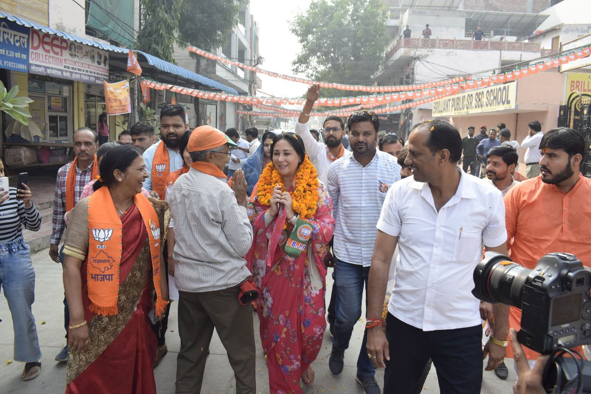 KumariDiya's tweet photo. क्षेत्रवासियों से मिल रहे अभूतपूर्व स्नेह और सम्मान से अभिभूत हूँ।

सभा में पार्षद श्री कमलेश जी यादव, पूर्व मंडल अध्यक्ष श्री सुरेन्द्र जी प्रजापत, श्री विक्रम सिंह जी शेखावत, श्री केशव जी, श्री रोहित जी, श्री शीशपाल जी, श्री मनोहर जी, श्री विक्रमचंद्र जी, श्री सुरेश जी मित्तल, श्री चंद्रप्रकाश जी सैनी, श्री राजेन्द्र जी, श्री विक्की जी बंसल, श्री सुरेंद्र जी प्रजापत, श्री जनार्दन जी जोशी, श्री गौरीलाल जी स्वामी, श्री मदन जी शर्मा, अनिता जी, श्री सुभाष जी, श्री सोहन जी गुप्ता, श्री बाबूलाल जी जांगिड़, श्री ललित जी मादरा, श्री विद्याधर जी, श्री चंद्रकांत जी, श्री राजेश जी पुरोहित, श्र�� अमित जी कुमावत, श्री ललित जी तंवर आदि स्नेहीजनों की गरिमामयी उपस्थिति रही।