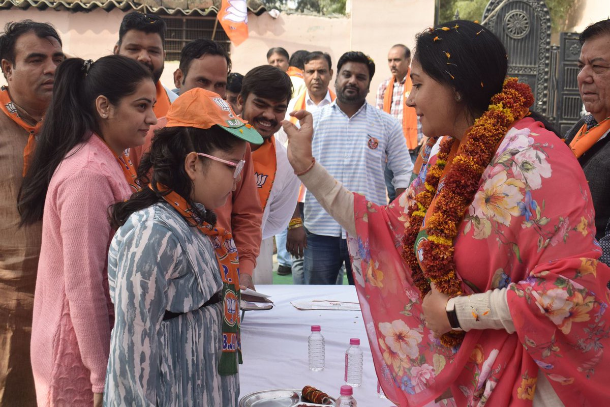 KumariDiya's tweet photo. क्षेत्रवासियों से मिल रहे अभूतपूर्व स्नेह और सम्मान से अभिभूत हूँ।

सभा में पार्षद श्री कमलेश जी यादव, पूर्व मंडल अध्यक्ष श्री सुरेन्द्र जी प्रजापत, श्री विक्रम सिंह जी शेखावत, श्री केशव जी, श्री रोहित जी, श्री शीशपाल जी, श्री मनोहर जी, श्री विक्रमचंद्र जी, श्री सुरेश जी मित्तल, श्री चंद्रप्रकाश जी सैनी, श्री राजेन्द्र जी, श्री विक्की जी बंसल, श्री सुरेंद्र जी प्रजापत, श्री जनार्दन जी जोशी, श्री गौरीलाल जी स्वामी, श्री मदन जी शर्मा, अनिता जी, श्री सुभाष जी, श्री सोहन जी गुप्ता, श्री बाबूलाल जी जांगिड़, श्री ललित जी मादरा, श्री विद्याधर जी, श्री चंद्रकांत जी, श्री राजेश जी पुरोहित, श्र�� अमित जी कुमावत, श्री ललित जी तंवर आदि स्नेहीजनों की गरिमामयी उपस्थिति रही।