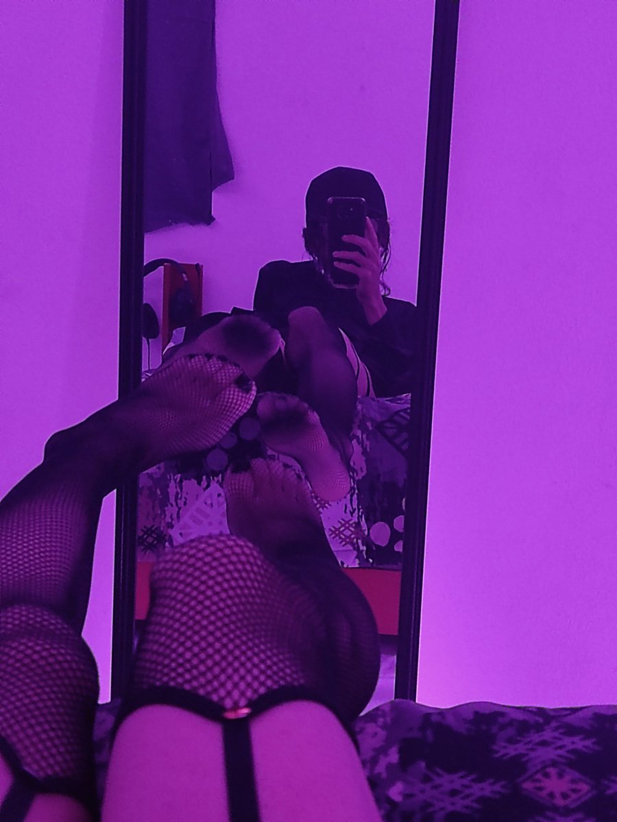 Mianime009's tweet photo. Les gustan más con las uñitas negras? 🥺👀💜
#Femboy #trapito #sissy https://t.co/jRRnqnrMDH