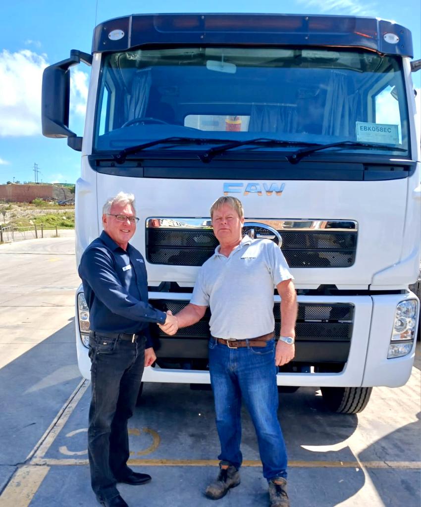 Gary handing over the keys after a successful delivery to Ibhayi Ashpalt. FAW opening the door to a world of possibilities. 🚚💪

 #Truckdelivery #Truck #FAWtruckseasterncape #Reliableride #FAWTrucks #BuiltinAfrica #Worldofpossibilities