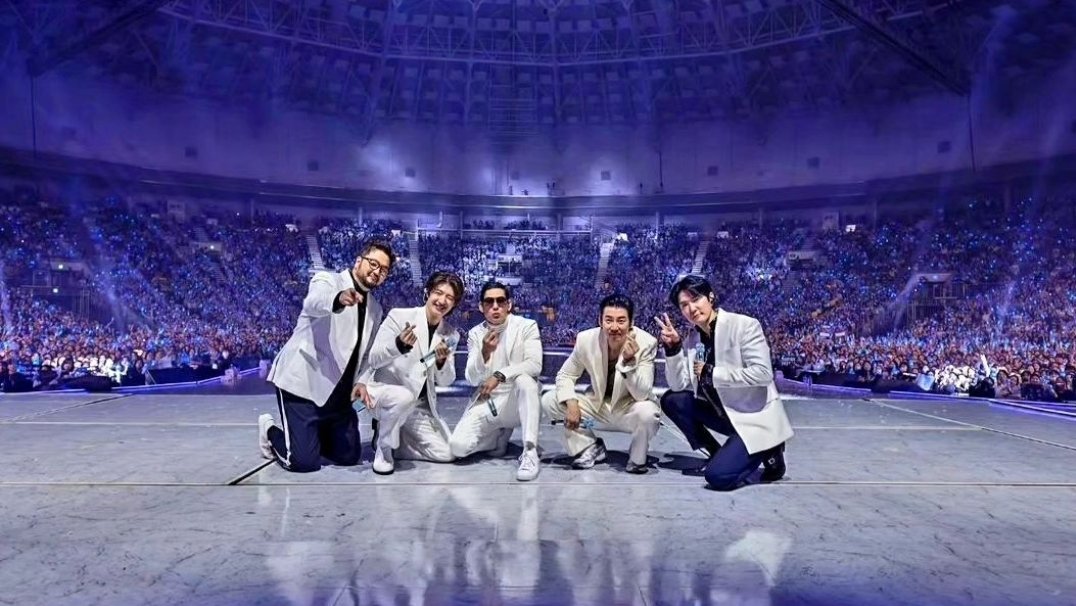 근데 우리 쫌 대단한듯(뜬금)
15주년때 우리 20주년에는 디너쇼하자고 했던 그룹이 25주년에도 체조 3일 꽉 채운 공연한다는게 말이야 
아니 쫌 많이 대단하지않냐거