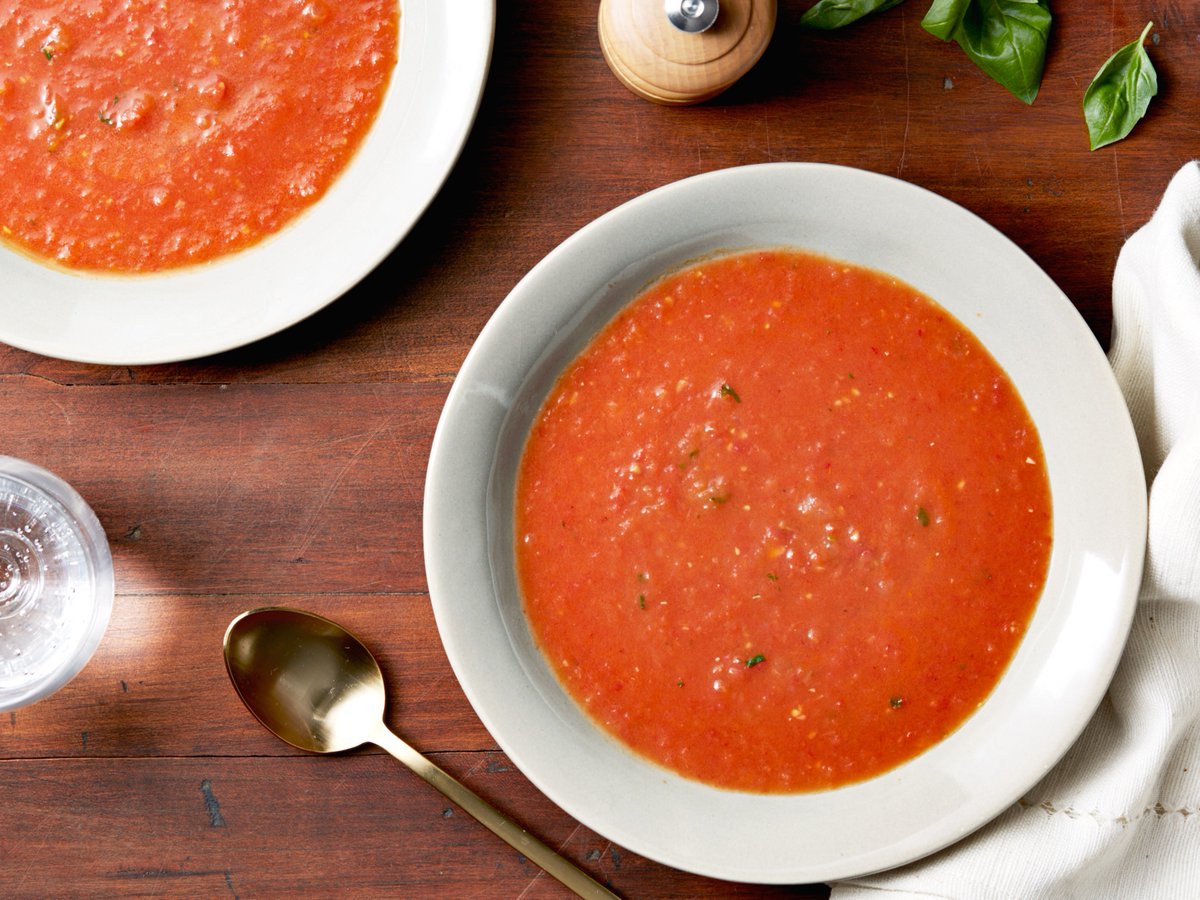Let's warm up this #MidweekMeals with a cosy Roasted Tomato Basil Soup 🥣 This meal is simple to make and perfect for cold days! 🍅 🔗 Click the link for the full recipe: foodnetwork.co.uk/recipes/roaste… #RoastedTomatoBasilSoup