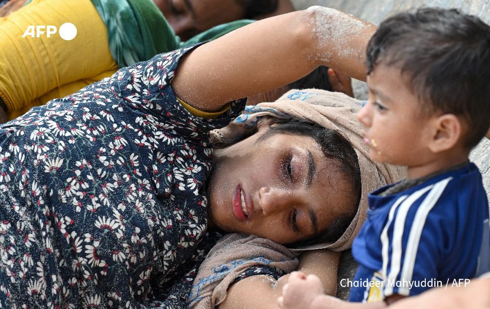 AFP's tweet photo. Huddled on an Indonesian beach, stranded Rohingya plead for mercy.

Locals in Sabang, in Aceh Province, have refused to accept the members of the persecuted Myanmar minority after they landed overnight, and were trying to push them back out to sea

https://t.co/ERuQbGEjQl https://t.co/MWCWZzpUjs