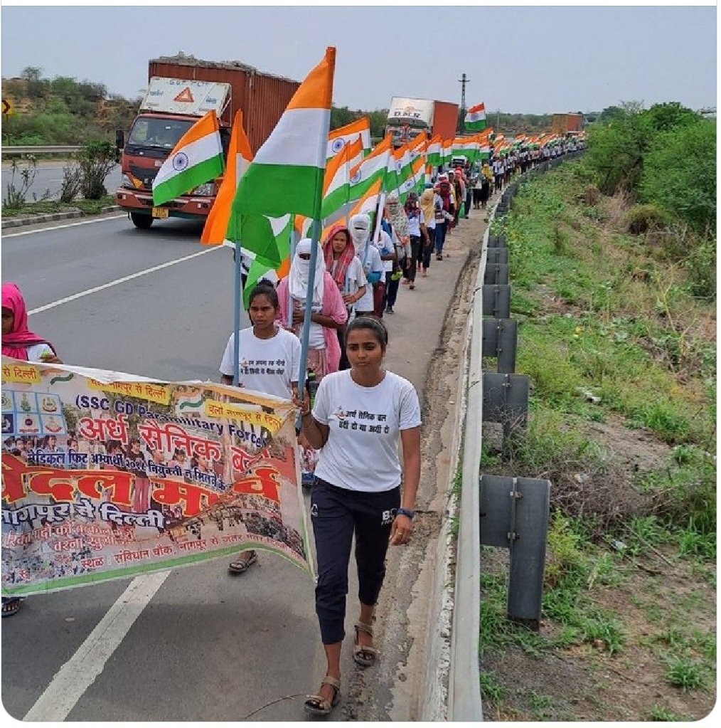 KHEMSIN60226595's tweet photo. मोदी जी तुम्हारी मुहब्बत मे हम SSCGD2018 के आल फिट अभ्यर्थी हो गये फेल ।
मांगी थी नौकरी , बदले मे हमे फ्री दे दिया गेंहू ,चावल ,नमक ,चना और तेल ।। https://t.co/t2JjaCrT8V