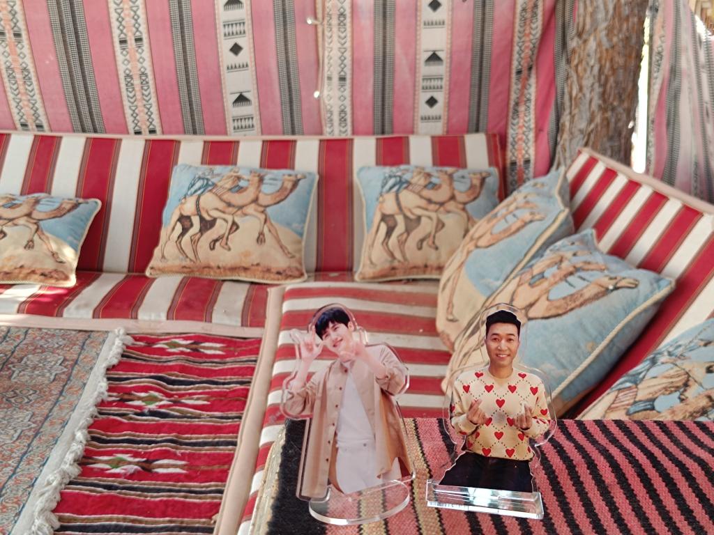 ice_pira's tweet photo. พี่น้องสองคิม ใช้ชีวิตแบบชาวเบดูอินโอมาน 
แดดร้อนเปรี้ยงแต่ก็ยังยิ้มแป้น 
#Kimjongmin #Kimseonho https://t.co/I7yLSAYE97