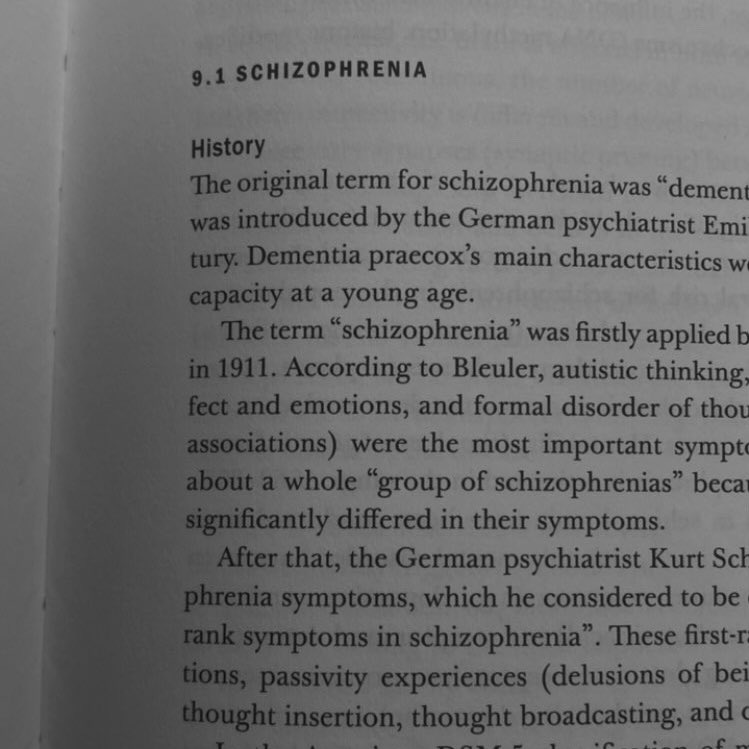 утро начинается с хорошей книги и чашки горького кофе. желания особо нет работать, поэтому предпочту сидеть в закрытом кабинете и читать.