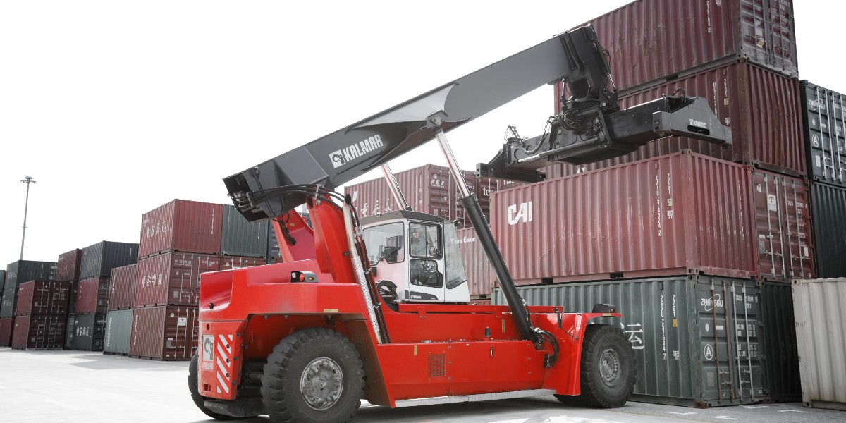 Kalmarglobal's tweet photo. #Kalmar has secured a large order to supply Brazilian equipment leasing service provider #Brasmaq Portuaria (Brasmaq) with a total of 21 Kalmar Essential #reachstackers.
Read more: https://t.co/bn0sQyLPxF https://t.co/e7TCfrfTLN