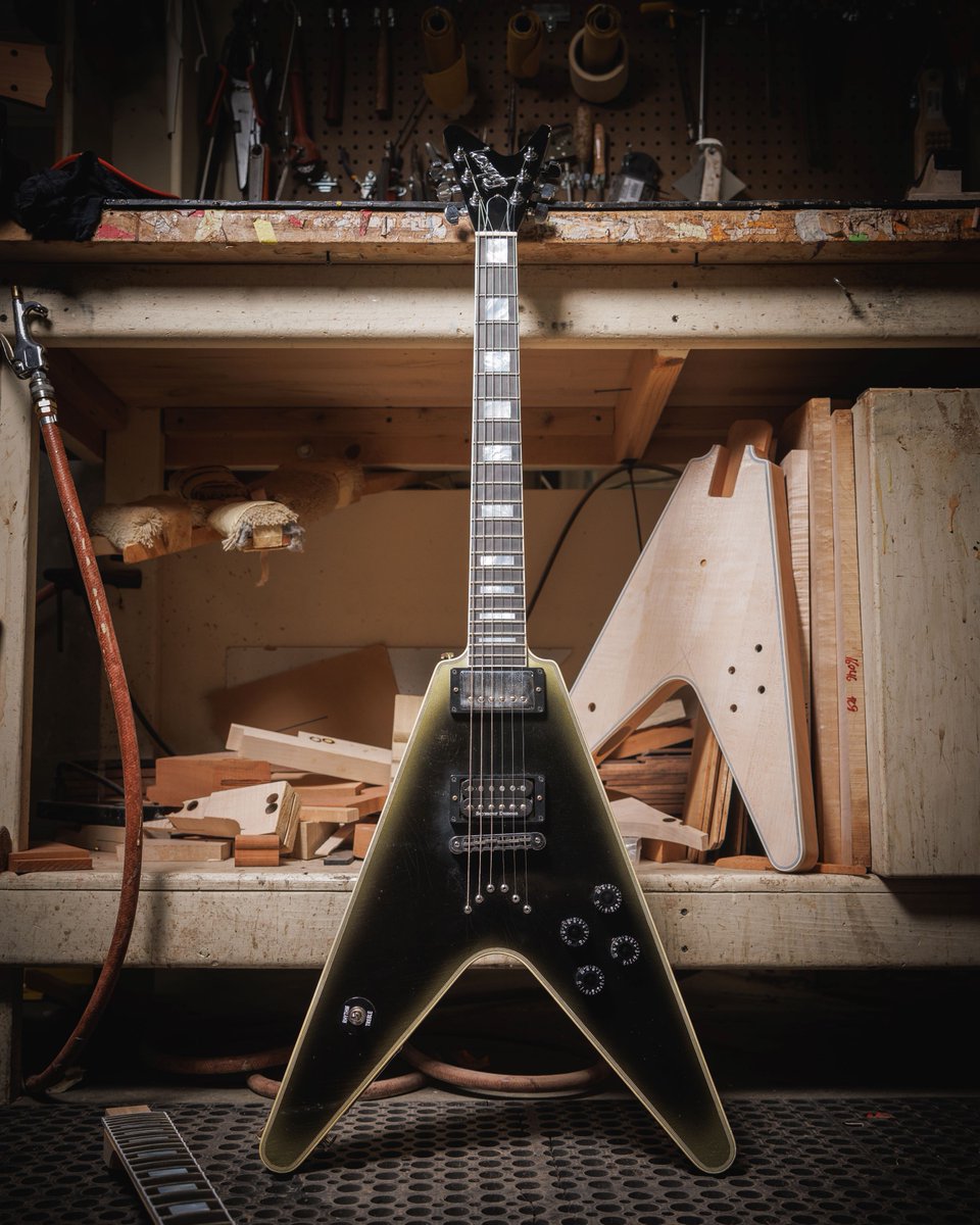 ギブソン・カスタムショップから、米国のロックバンド “TOOL” の