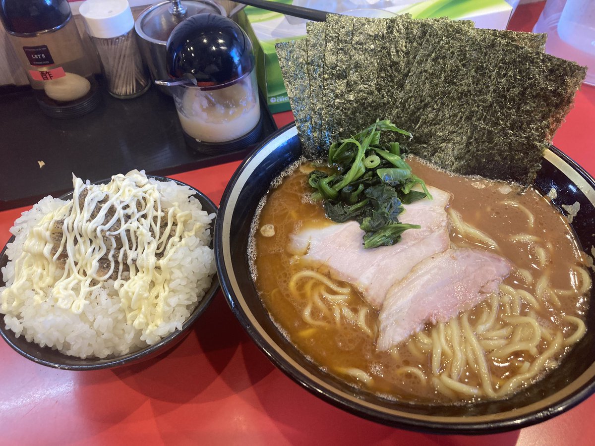 sankon1979's tweet photo. 鹿島田の大﨑家🍜
ど濃厚スープにライスを卓上トッピングでカスタムして海苔巻いて食べたら昇天しました😇

#大﨑家　#ラーメン中盛り海苔ライス　#カタメオオメ https://t.co/aj7GyQ53E8
