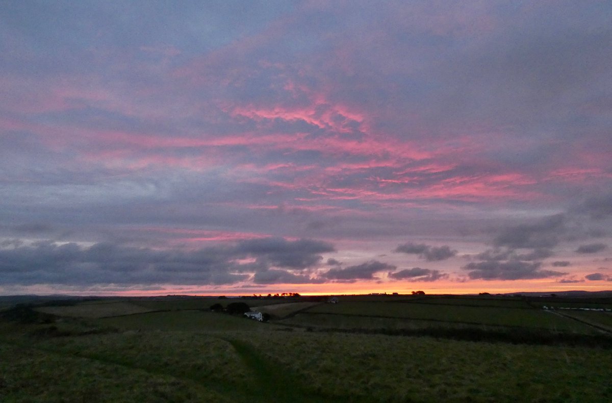 CliffsideKatie's tweet image. Helluva sky this morning #sunrise #pinksky